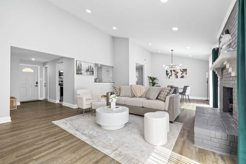 Family House, 3 Bedrooms, Non Smoking | Living room | 50-inch Smart TV with digital channels