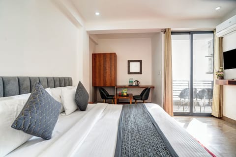 Deluxe Double Room | Blackout drapes, iron/ironing board, free WiFi