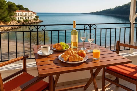 Balcony View – Breakfast with a Stunning Seaside Backdrop
Outdoor table setup with panoramic views, perfect for enjoying meals above the bay.
