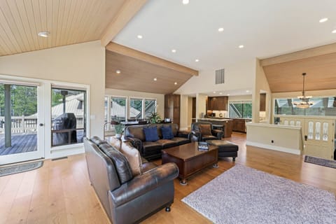 House, 5 Bedrooms | Living area | Smart TV