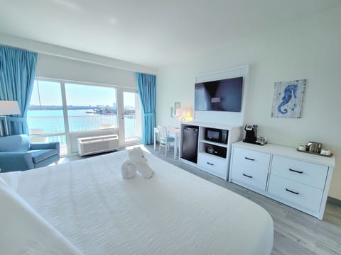 Premium Room, 1 King Bed, Balcony, Marina View | In-room safe, desk, laptop workspace, blackout drapes