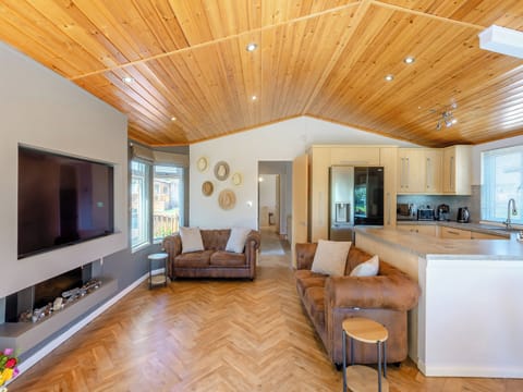 Open plan living space | Willowbank Lodge, Stratford-Upon-Avon