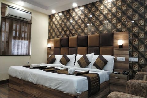 Desk, soundproofing, free WiFi, bed sheets
