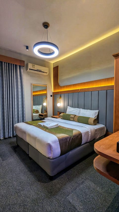 Deluxe Studio Suite, 1 King Bed, City View | WiFi (free)