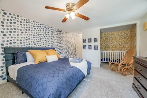 Retro Meets Modern - Two Houses - Sleeps 16+ House in Pooler