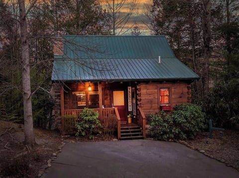 Chance for Romance is an adorable, private cabin ready to host your romantic getaway!