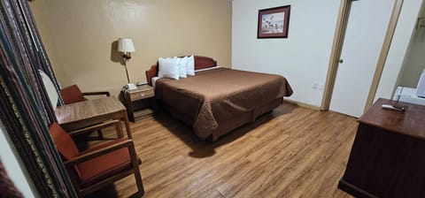 Basic Single Room | Desk, free WiFi