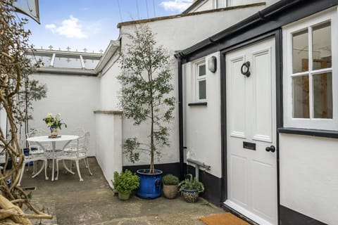 Meads Cottage, Charmouth: Your pretty holiday retreat