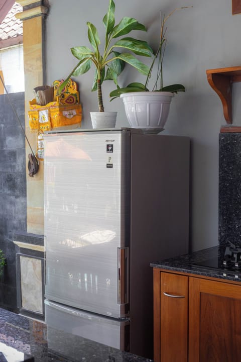 Deluxe Room, 1 Queen Bed | Private kitchen