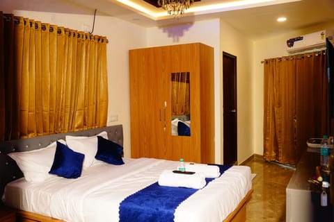Deluxe Room, City View | Desk, blackout drapes, iron/ironing board, free WiFi