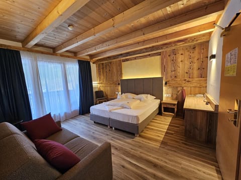 Superior Double Room | In-room safe, desk, free WiFi, bed sheets