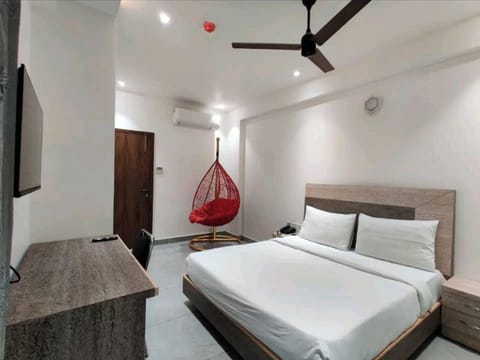 Deluxe Double or Twin Room | Desk, laptop workspace, blackout drapes, soundproofing