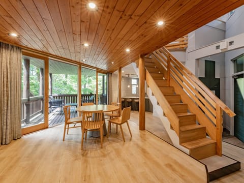 Premium Cottage With Private Dog Park(Non-smoking) | 1 bedroom, free WiFi, bed sheets