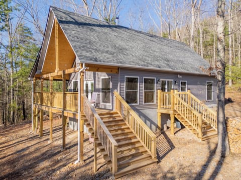 Cozy, elevated retreat in the woods.