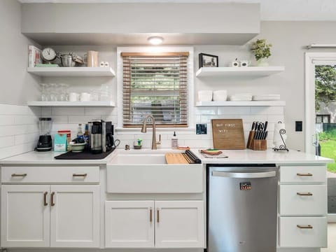 Start your mornings right at the coffee bar ☕—with everything you need just steps away. Open shelving, stylish finishes, and that “But First, WiFi” vibe make this kitchen both fun and functional! 