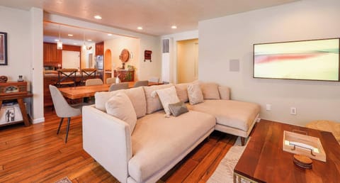 House, Multiple Beds, Fireplace, Mountain View (Tahoe Trail Retreat) | Living area | 42-inch flat-screen TV with digital channels, fireplace