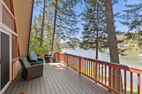 Wake up by the lake and spend the day soaking in these amazing views!