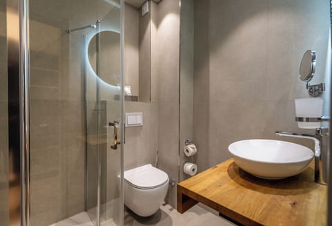 Comfort Double or Twin Room | Bathroom | Shower, free toiletries, hair dryer, towels