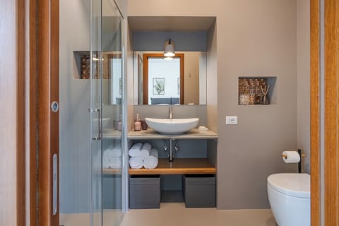 Double Room | Bathroom | Free toiletries, soap, shampoo, toilet paper