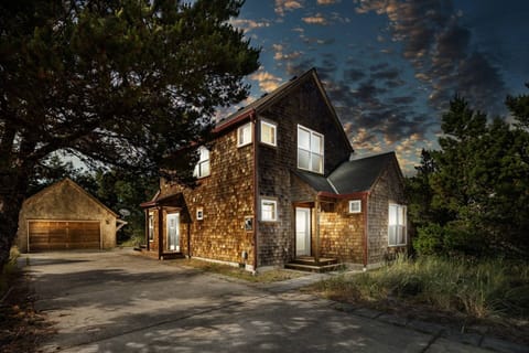 Welcome to Beachcomber Retreat! Please enjoy our spacious rental right near downtown Pacific City, Oregon.