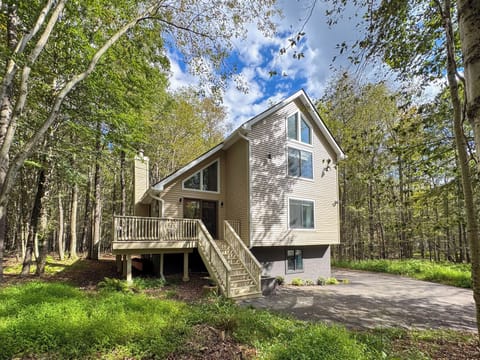 Charming Retreat: Nestled among towering trees, enjoy serenity and fresh air on the spacious deck!