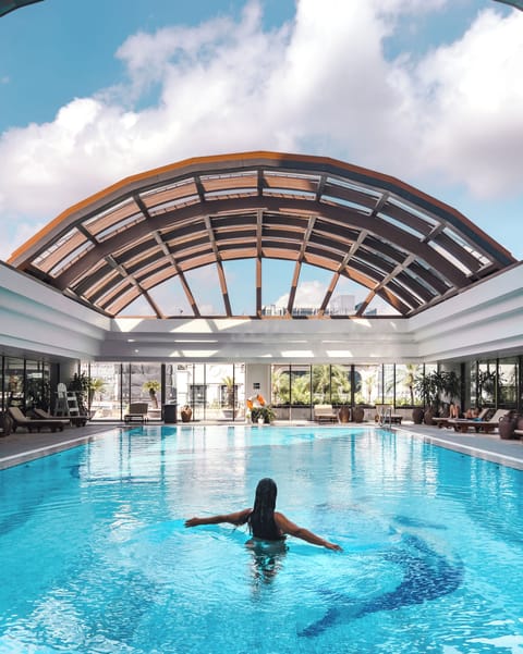 Indoor pool, sun loungers