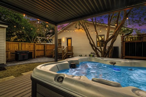 Private Hot Tub! | The Edge Modern at Park Circle