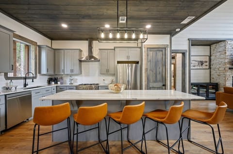 Breakfast bar seating for 5