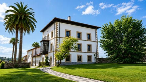 Property building,Facade/entrance,Garden