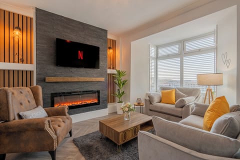Luxury Suite | Living area | Flat-screen TV