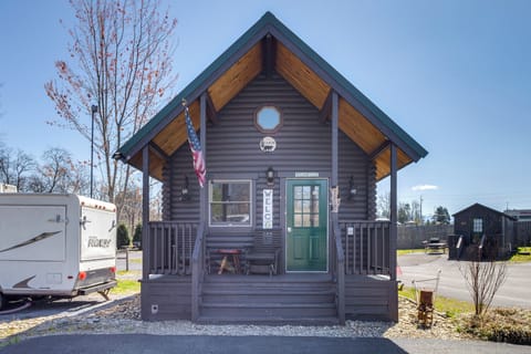 Sevierville Vacation Rental | 1BR | 1BA | 397 Sq Ft | 4 Steps Required