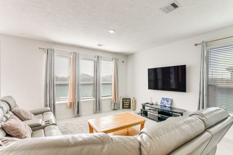 La Marque Vacation Rental | 3BR | 2.5BA | 2,004 Sq Ft | 1 Step to Enter