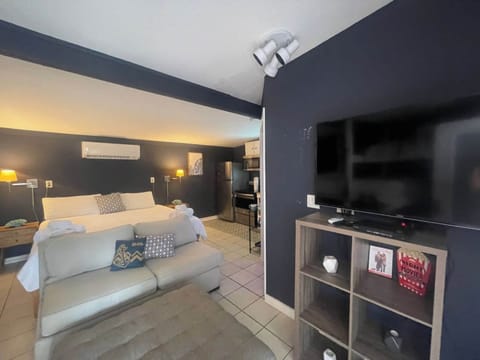 Signature Studio, 1 King Bed, Non Smoking, Pool View | Laptop workspace, WiFi (free), individually decorated