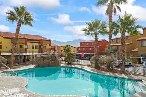 Take a refreshing dip in the sparkling shared outdoor pool, the perfect spot to cool off and unwind. Lounge poolside with a good book or soak up the sun in this relaxing community space with sun loungers.