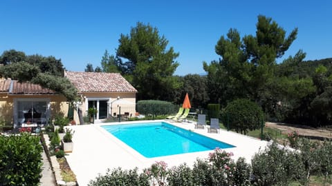 Holiday rental MOURIES Alpilles Provence, gîte with swimming pool for rent 4 people. Book online with Plaisirs & Maisons de Provence 