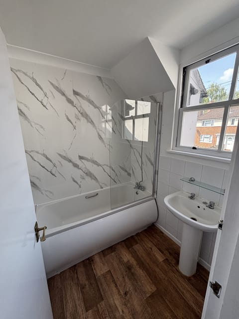 Standard Suite, Ensuite | Bathroom | Free toiletries, towels, soap, shampoo