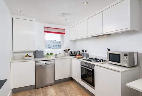 1 Ocean Gate, Newquay: Modern kitchen with electric oven, gas hob, microwave, washer/dryer