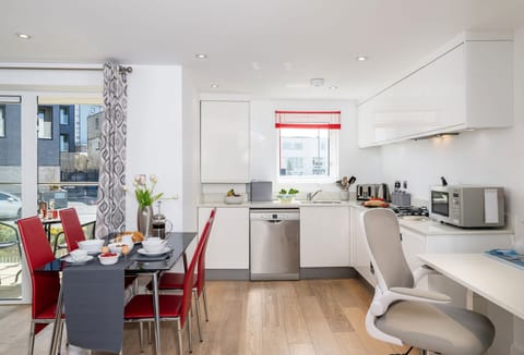 1 Ocean Gate, Newquay: Kitchen, dining and study area