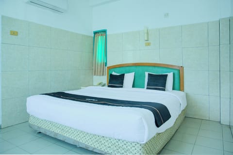 Standard Suite | Premium bedding, desk, WiFi (free), bed sheets