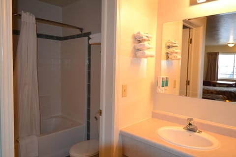 Deluxe Room, 2 Queen Beds | Bathroom | Combined shower/tub, towels