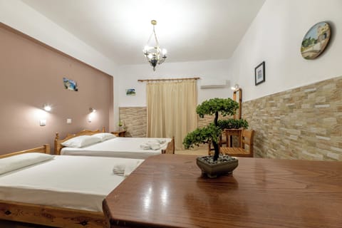 Triple Room | Iron/ironing board, free WiFi, bed sheets