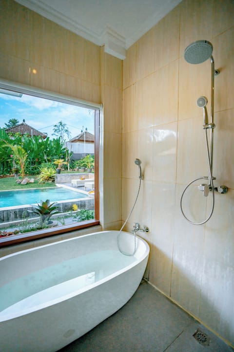 Separate tub and shower, free toiletries, towels, soap