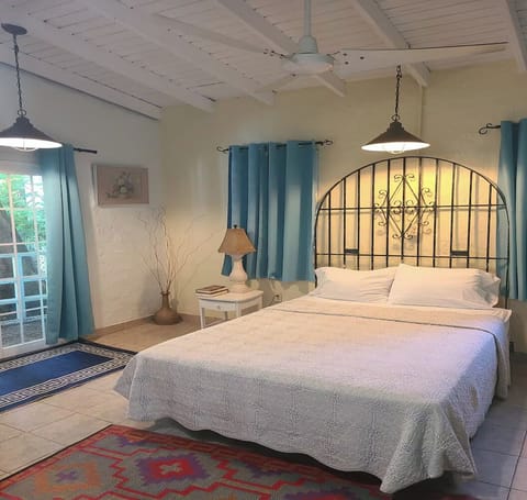Quaint Guestroom 11