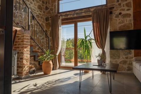 Superior Duplex, Courtyard View | 1 bedroom, laptop workspace, free WiFi