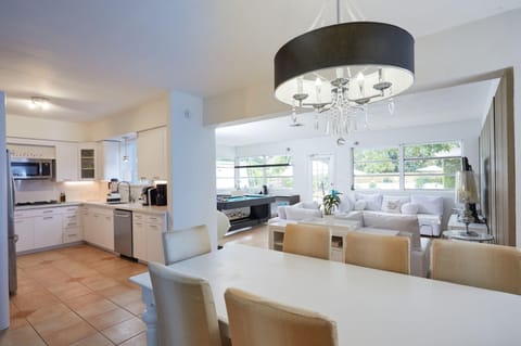 House | 5 bedrooms, desk