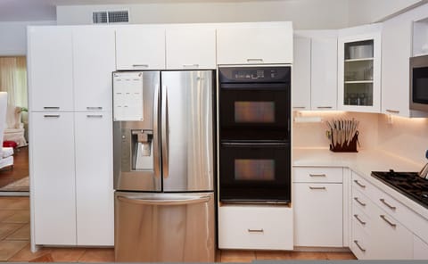 House | 5 bedrooms, desk