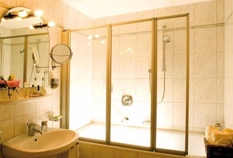 Standard Double Room | Bathroom | Hair dryer, towels
