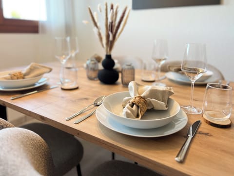 Panoramic Apartment, Lake View | In-room dining