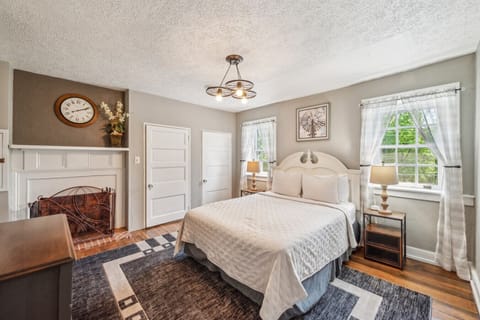 #1 bed room with queen bed