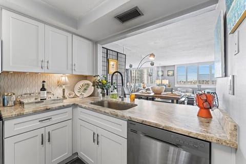 Kitchen Sink & Countertops – Spacious countertops offer plenty of room for meal prep, while the large, modern sink makes cleanup a breeze.